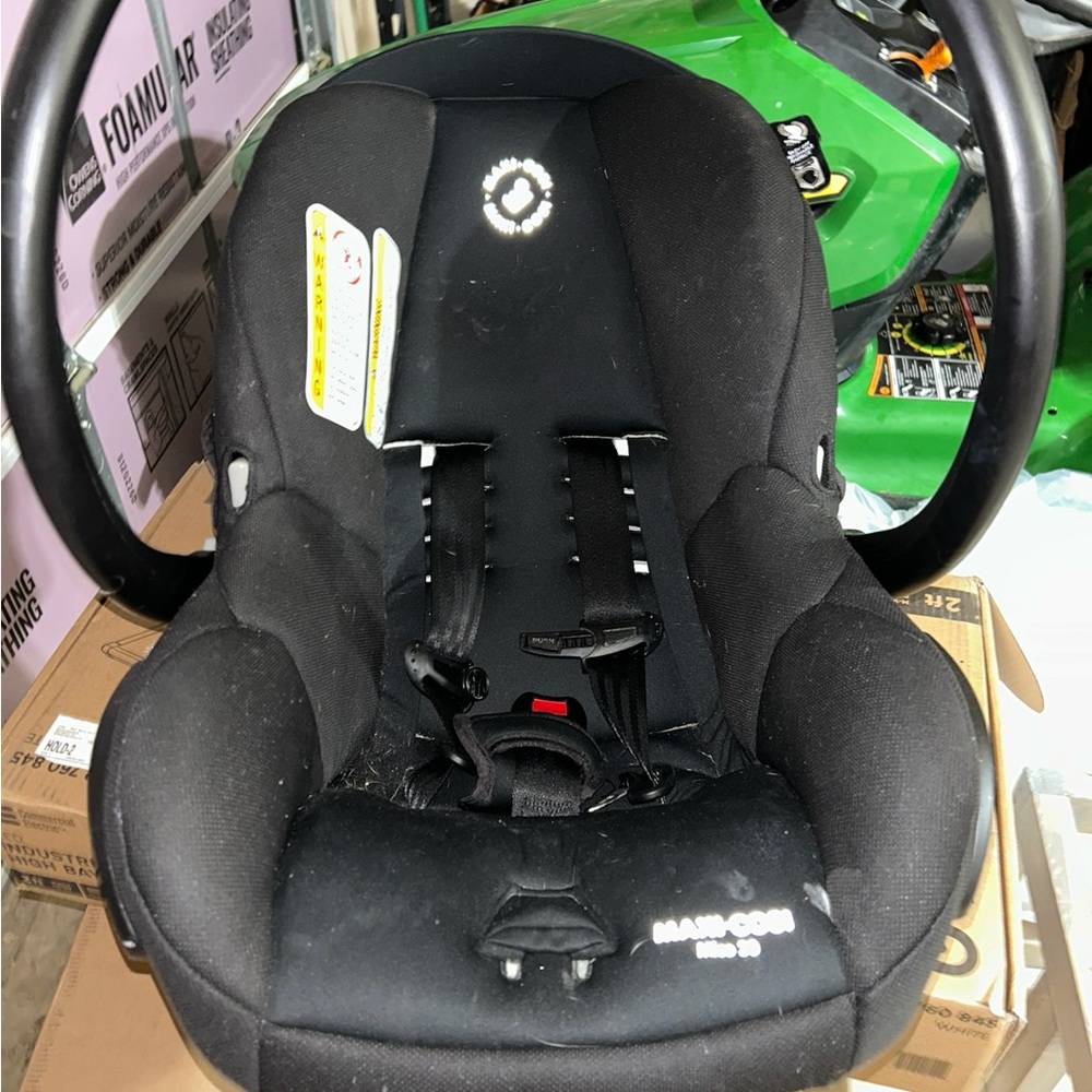 Maxi-Cosi Black Infant Car Seat & BASE